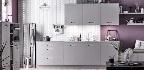 Imagen de cocina con puertas en Fenix Musgo y madera de Maple