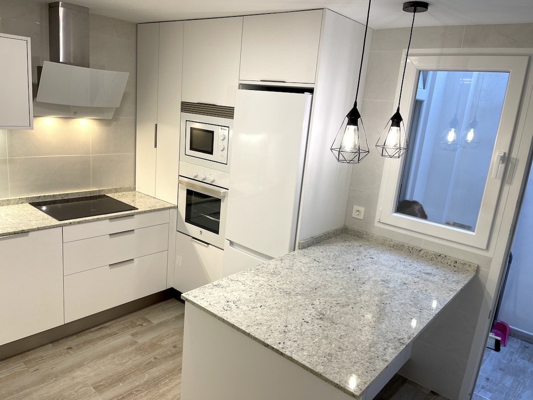 Imagen muebles de cocina blanco brillo