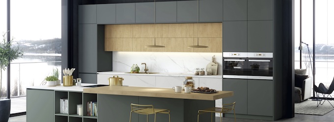 Imagen de cocina con puertas en Fenix Musgo y madera de Maple